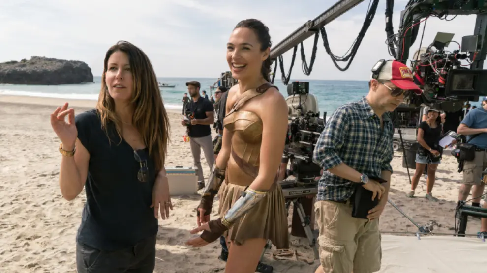 Gal Gadot y Patty Jenkins en el rodaje de Wonder Woman 2
